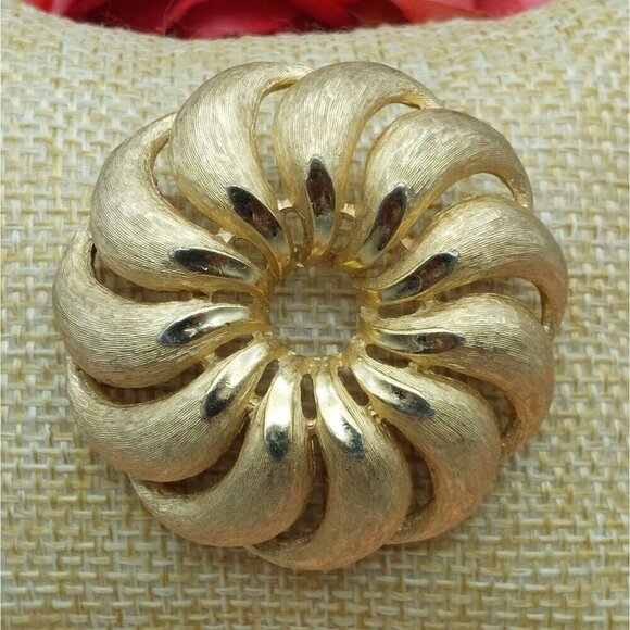Vintage Crown Trifari Brushed & Shiny Gold Tone Round Swirl Brooch Pin - Picture 4 of 8